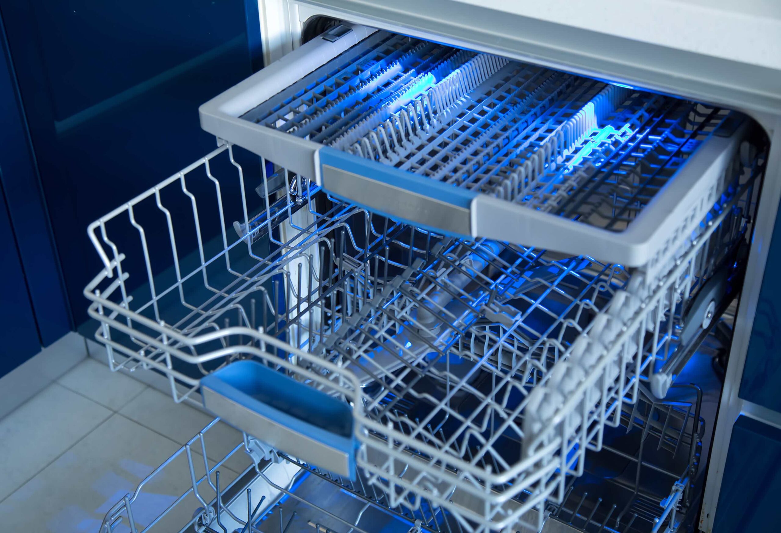 Opvaskemaskine med blå belysning